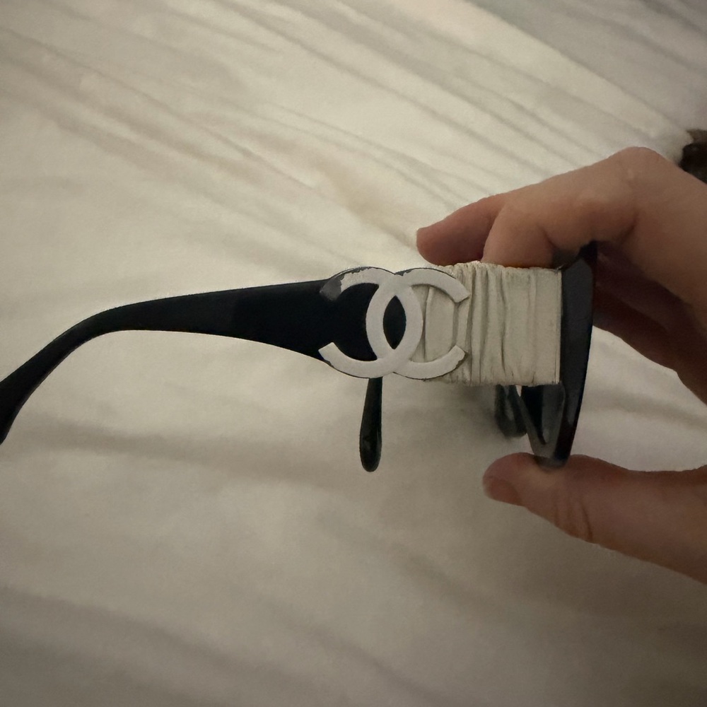 CHANEL Black and white square sunglasses - Picture 4 of 6